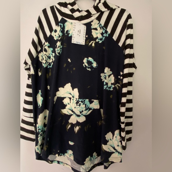 LuLaRoe Tops - Lularoe Amber XL NWT Navy Floral